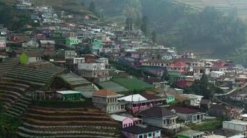 Schönheit Antenne Aufnahmen von das höchste Dorf auf montieren summieren, Nepal van Java Kaliangkrik, Magelang, zentral Java, Indonesien 4k Drohne - - desa Abonnieren di Kaki gunung summieren magelang video