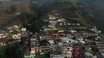 schoonheid antenne beeldmateriaal van de hoogste dorp Aan monteren optellen, Nepal busje Java kaliangkrik, magelang, centraal Java, Indonesië 4k dar - desa tertinggi di kaki Gunung optellen magelang video