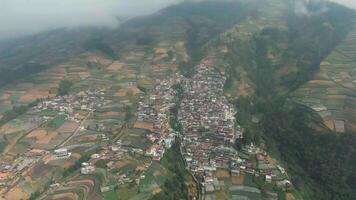 schoonheid antenne beeldmateriaal van de hoogste dorp Aan monteren optellen, Nepal busje Java kaliangkrik, magelang, centraal Java, Indonesië 4k dar - desa tertinggi di kaki Gunung optellen magelang video