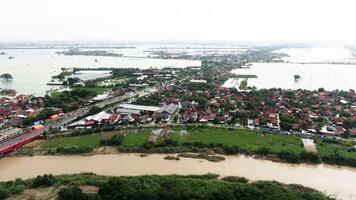 aereo fuco metraggio di residenti' case essere allagato nel dimak, centrale Giava, Indonesia 4k fuco video - visivo udara situazione banjir di kabupaten dimak, jawa tenga, Indonesia