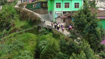 bellezza aereo metraggio di il massimo villaggio su montare sommando, Nepal furgone Giava Kaliangkrik, magelang, centrale Giava, Indonesia 4k fuco - desa tertinggi di cachi gunung sommare magelang video