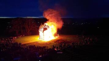 un' fuoco festeggiare il fine di inverno nel Germania video