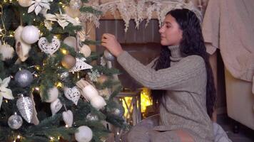 famiglia Natale, divertimento festa, restare a casa, nuovo anno celebrazione. contento donna decorazione Natale albero video