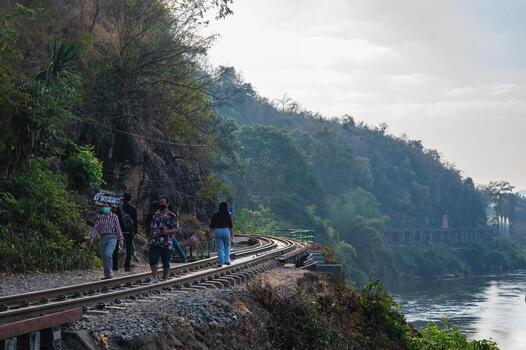 kanchanaburi.tailandia-16.01.2022 inconsciente personas a birmania ferrocarril a kanchanaburi.el birmania ferrocarril, además conocido como el muerte ferrocarril, , el Tailandia Birmania ferrocarril y similar nombres, es un 415 km foto