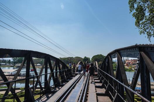 kanchanaburi.tailandia-16.01.2022 inconsciente personas a Kawi río puente a kanchanaburi.el kwai río puente estaba parte de el metro de ancho ferrocarril construido por el japonés durante mundo guerra dos foto