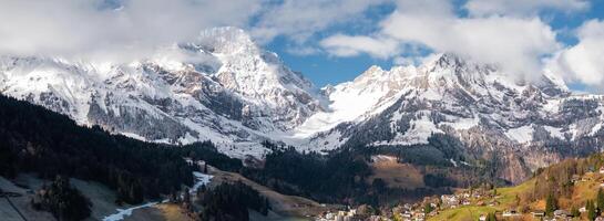 Engelberg suizo Alpes panorama en invierno con Nevado picos y pueblo foto