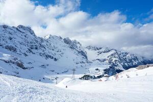 experiencia invierno Deportes felicidad a el Engelberg esquí recurso en suizo Alpes. foto