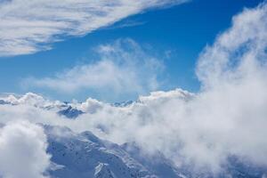 alpino picos subir encima nubes a engelberg, Suiza, en el invierno. foto