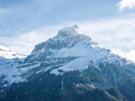 invierno amanecer a el Engelberg esquí complejo, encima el suizo Alpes picos foto