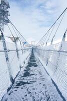 de invierno suspensión puente a Engelberg esquí complejo, Suiza, es escénico. foto