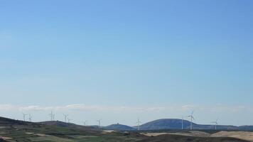 vento turbine energia a soleggiato giorno a il orizzonte video