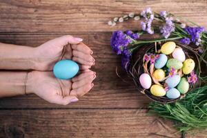 niña participación Pascua de Resurrección huevos en su manos. tonificado fotografía. parte superior vista. selectivo enfocar. foto