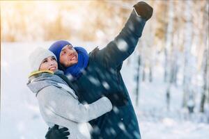 contento joven Pareja en invierno parque riendo y teniendo divertida. familia al aire libre. foto