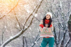 invierno joven mujer retrato. belleza alegre modelo niña riendo y teniendo divertido en invierno parque. hermosa joven mujer al aire libre. disfrutando naturaleza, invierno foto