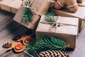 Navidad regalos con cajas en de madera antecedentes. Clásico estilo. de cerca, selectivo enfocar. foto