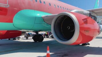 Turbine Klingen von Flugzeug. Flugzeug auf Flughafen geparkt Landung Feld mit Ingenieurwesen Vorbereitung zum Nächster Flug. Jet Motor video