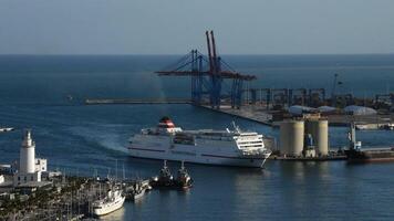 Málaga, Spanien, 2017 - - groß Schiff Kreuzfahrt mit Kamin eintreten zu Malaga Hafen, Spanien video