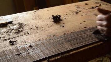 luthier lixar madeira com uma madeira plaina para fabricação uma Novo musical instrumento video