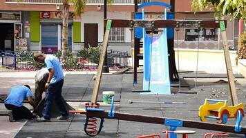 torrox, España, 2017 - trabajadores haciendo mejoras a un infantil público parque video