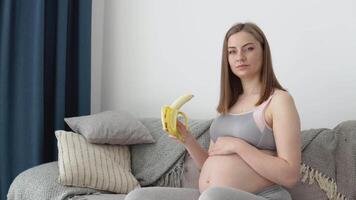 zwanger vrouw eet banaan en fruit. evenwichtig eetpatroon en gewicht toezicht houden van een zwanger vrouw. calcium net zo een vereist spoor element voor foetaal ontwikkeling video