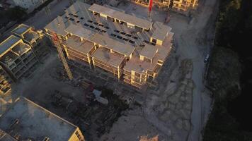 drone vue de grand construction site sur le coucher du soleil situé le long de rivage video