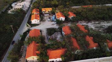 aéreo ver de abandonado arruinado residencia, chabolismo en el selva a puesta de sol. el zumbido describe el objeto a lo largo el orbita trayectoria, a el bien. basura. zona tropical. video