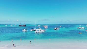 aérien vol au dessus le Publique Bavaro plage avec blanc sable. dominicain république video