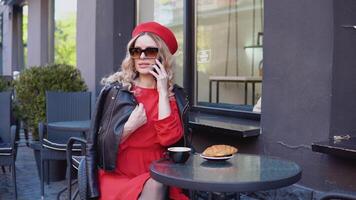 koffie breken met croissant. modern stedelijk jong vrouw pratend Aan cel telefoon Aan restaurant terras video