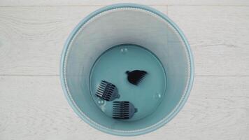 een oud haar- tondeuse met mondstukken valt in de afval. gebroken huishoudelijke apparaten video