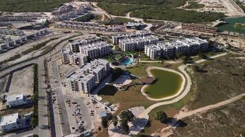 Nouveau district. vue de au-dessus de. construction de appartement bâtiments. caméra mouches plus de construit de faible hauteur bâtiments. villas. vue Cana, dominicain. drone vue bâtiment en dessous de construction, en volant avant. video