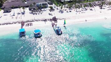 gens planche une touristique catamaran à embarquer sur tour de tropical. des oiseaux œil vue video