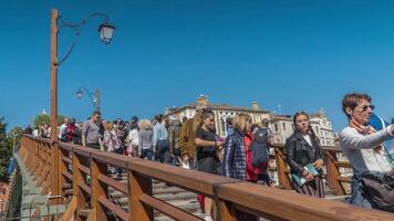 Zeit Ablauf von Bewegung von ein groß Nummer von Touristen auf das Brücke von das Akademie im Venedig. Italien. video