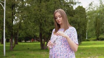 gravid kvinna sommar klänning parkera video