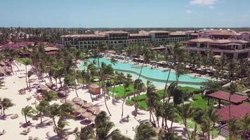 luxuriös tropisch Resort Paradies Insel. dominikanisch Republik. Antenne Drohne Aussicht video