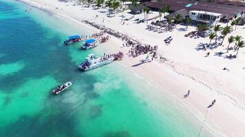 gens planche une touristique catamaran à embarquer sur une tour de tropical îles avec exotique des plages et turquoise lagune. une des oiseaux œil voir. video