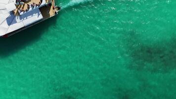 drone métrage aérien Haut vue de catamaran avec touristes voile dans le ouvert mer video