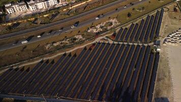 solare pannello righe e autostrada aereo Visualizza. fotovoltaico pannelli azienda agricola. domenicano video