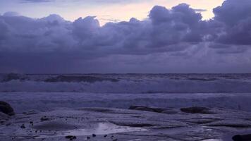 storm vågor kraschar stenar kust. dramatisk himmel i de kväll video