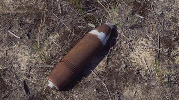 no explotado artillería en un campo después hostilidades peligroso encontrar video