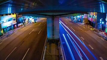 ein Nacht Zeitraffer von das der Verkehr Marmelade unter das Autobahn im Tokyo Fisch Auge Schuss Zoomen video