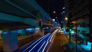 en natt Timelapse av de trafik sylt under de motorväg i tokyo bred skott zoom video