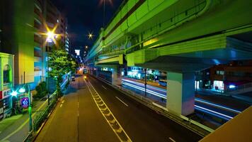 un noche lapso de tiempo de el tráfico mermelada debajo el autopista en tokio amplio Disparo inclinación video