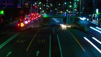 een nacht timelapse van de verkeer jam Bij de stedelijk straat in tokyo lang schot kantelen video