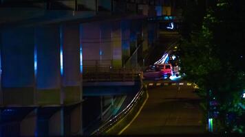 un' notte lasso di tempo di il traffico marmellata sotto il autostrada nel tokyo lungo tiro inclinazione video