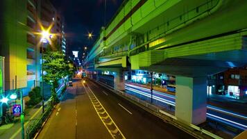 un noche lapso de tiempo de el tráfico mermelada debajo el autopista en tokio amplio Disparo enfocar video