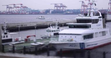 ein Kreuzfahrt Schiff in der Nähe von das Miniatur Container Kai im Tokyo wolkig Tag video