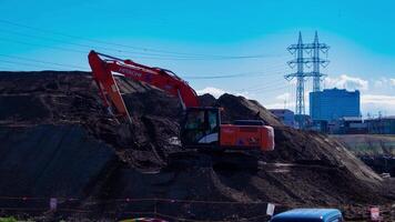 une laps de temps de en mouvement grues à le en dessous de construction téléobjectif coup inclinaison video