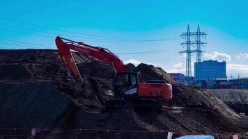 une laps de temps de en mouvement grues à le en dessous de construction téléobjectif coup video