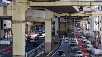 en Timelapse av trafik sylt på de stad gata under de motorväg i tokyo zoom video