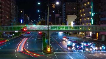 un noche lapso de tiempo de tráfico mermelada a el grande cruce en Kioto panorámica video